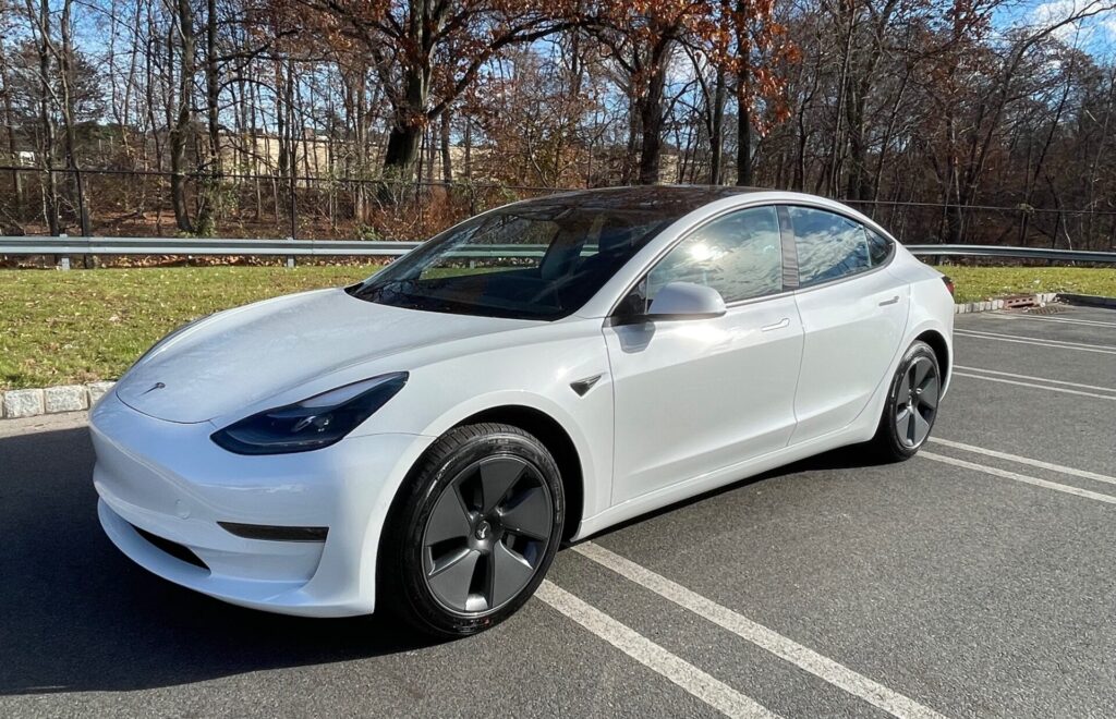 Tesla Model 3. Car rental in Lviv, Ukraine Тесла модел 3. Прокат авто у Львові